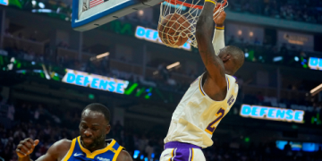 LeBron brilla, Lakers vencen a Warriors y cierran un emocionante duelo navideño
