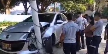 Conductor ebrio pierde el control y choca contra un poste en el barrio El Prado