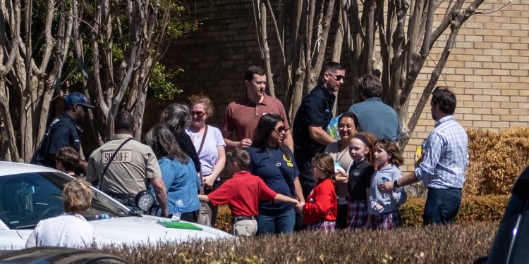 Tres heridos en tiroteo en una escuela secundaria de Nashville, incluido el atacante