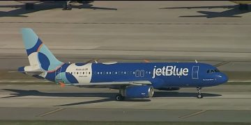 Hallan dos cuerpos en el tren de aterrizaje de un avión de JetBlue en Fort Lauderdale