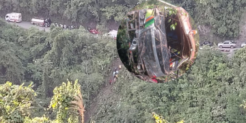 Cuatro muertos y ocho heridos tras caer bus a abismo en Cundinamarca