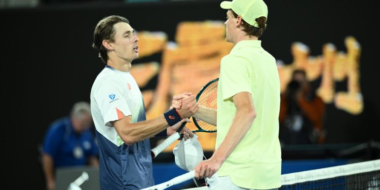En tenis Jannik Sinner venció a De Miñaur y jugará semifinales en Australia