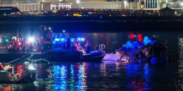 Desde la madrugada adelantan operaciones de búqueda de sobrevivientes tras choque entre un avión y un helicóptero en Washington