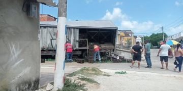Accidente de camión repartidor de cerveza en Galapa: Comunidad ayuda a evitar saqueos