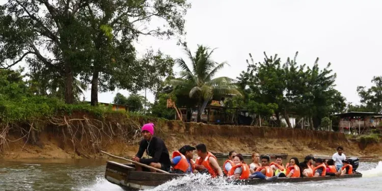 Rescatan en el Caribe colombiano a 41 migrantes asiáticos que viajaban en barco “precario”