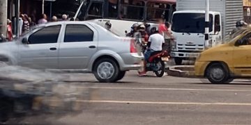 Videos: Bus pierde el control y choca contra local comercial en la Avenida Las Torres cerca de Metrocentro