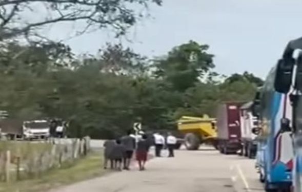 Sigue bloqueo por parte del Eln en vía de Arauca