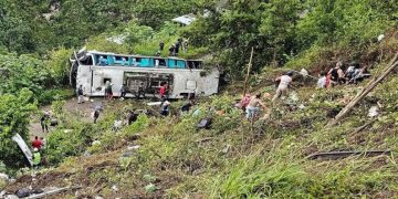 11 muertos y 30 heridos al caer bus a un abismo, en Nariño