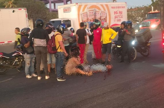 Hombre de la tercera edad muere arrollado por una tractomula en la calle 30