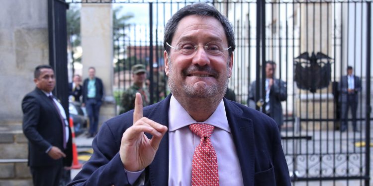 Francisco Santos critica la relación entre Petro y EE. UU. y prevé un cambio con Trump en la Casa Blanca