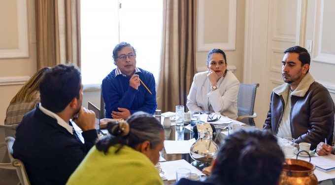 Presidente Gustavo Petro se reúne con su gabinete para revisar alza en peajes