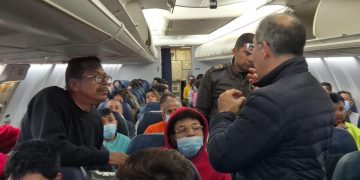 Petro muestra fotos de colombianos deportados desde EE.UU. a bordo de un avión de la FAC