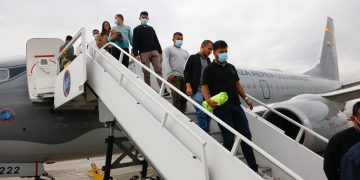 Se conocen más imágenes de la llegada del primer vuelo con colombianos deportados desde EE. UU.: 110 pasajeros, incluidos 26 menores de edad