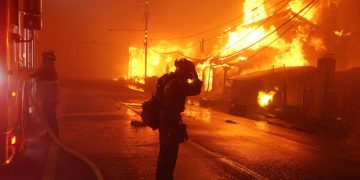 Los Ángeles declara el estado de emergencia por incendios sin control
