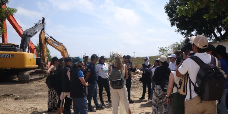 Distrito y empresarios realizan jornada de limpieza en Puerto Mocho y la trampa del arroyo León