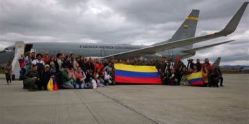 Tercer vuelo de deportados llega a Bogotá con 105 colombianos, incluidos 21 menores de edad
