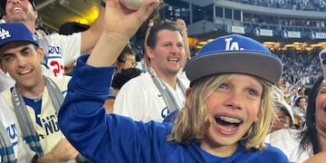 Niño atrapa una pelota de béisbol y su familia gana 1,5 millones de euros