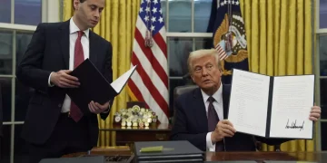 Trump indulta a partidarios acusados de asaltar el Capitolio, incluidos los que atacaron a policías