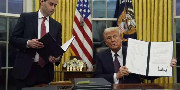 Trump indulta a partidarios acusados de asaltar el Capitolio, incluidos los que atacaron a policías