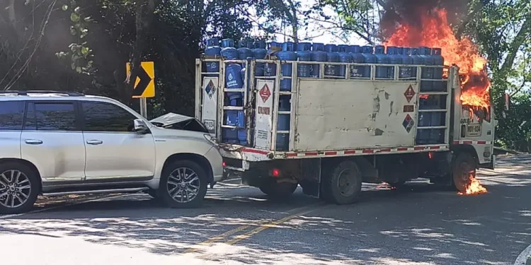 Asesinan a conductor de camión con pipetas de gas en Antioquia y se genera incendio tras accidente de tránsito