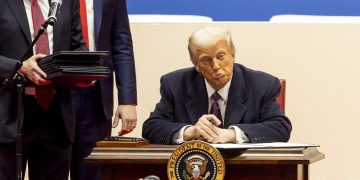 Donald Trump firma orden ejecutiva para eliminar ciudadanía por nacimiento a hijos de migrantes indocumentados y extranjeros con visas temporales