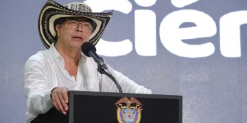Presidente Gustavo Petro exige cumplimiento de nueva fórmula tarifaria para la energía eléctrica en Colombia