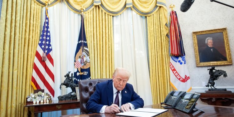 Trump inicia plan para identificar y deportar a activistas pro-palestinos