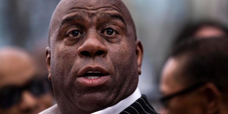 Magic Johnson lidera iniciativa para ayudar a víctimas de incendios en Los Ángeles