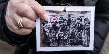 Líderes del mundo y sobrevivientes conmemoran el 80 aniversario de la liberación de Auschwitz