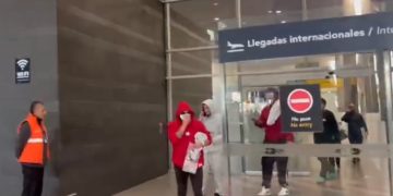 Primer avión con colombianos deportados de EE. UU. aterriza en Colombia en medio de tensión diplomática