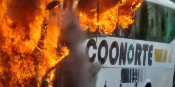 Guerrilleros del ELN queman bus de Coonorte en Antioquia: pasajeros obligados a descender