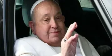 El papa Francisco padece infección en las vías respiratorias y fiebre “leve”, pero está “sereno”, informó el Vaticano