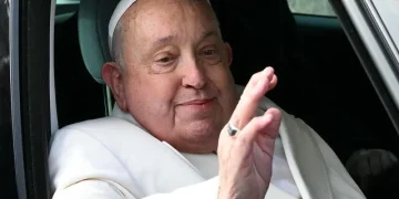 El Papa Francisco enfrenta cuadro clínico complejo y será hospitalizado por infección respiratoria