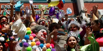 Carnaval de Río le rinde tributo a la infancia con un pintoresco desfile de payasos