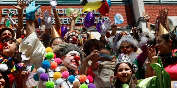 Carnaval de Río le rinde tributo a la infancia con un pintoresco desfile de payasos
