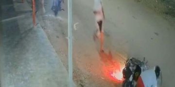 Delincuentes roban moto a dos mujeres luego de hacerlas caer al piso en Malambo: video del asalto causa preocupación