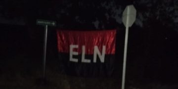 Aparece bandera del ELN junto a un paquete en Santo Tomás