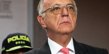 Iván Velásquez presenta renuncia irrevocable al Ministerio de Defensa