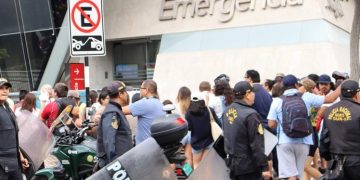 Fanáticos Peruanos Se reúnen frente a la clínica para desearle una pronta recuperación a Shakira