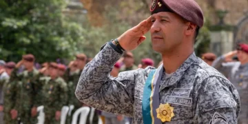 Pedro Sánchez oficializa su retiro como general de la República