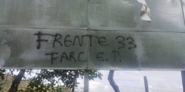 Sujetos en motos intimidan a la población en La Paz, Santander, pintando letreros del Frente 33 de las FARC