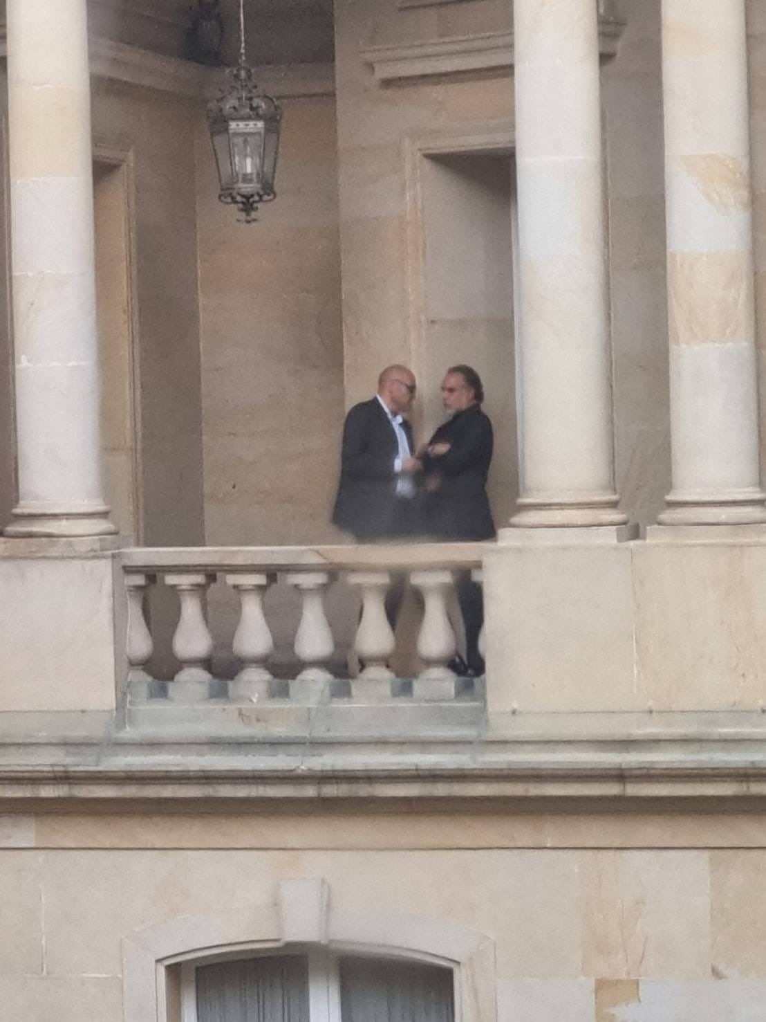 Augusto Rodríguez revela esta foto de Xavier Vendrell y Armando Benedetti hablando en Palacio hace una semana antes del consejo de ministros.