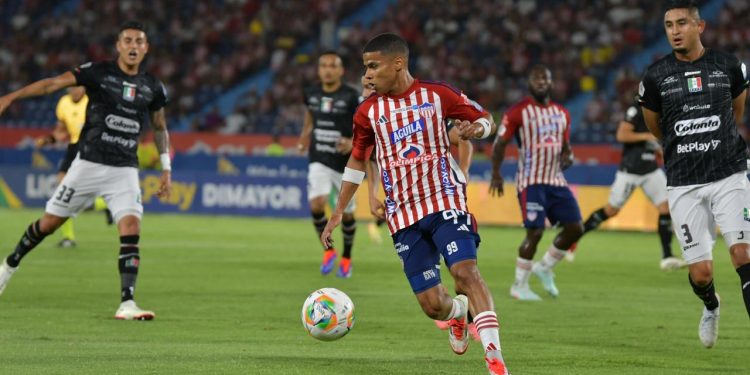 Junior de Barranquilla vence a Once Caldas en un duelo de alta tensión en el Metropolitano