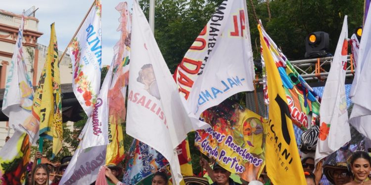 Carnaval de la 44 arranca con la emotiva izada de banderas folclóricas