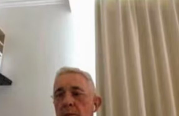 Uribe no acepta cargos por presunta manipulación de testigos y califica el juicio de injusto