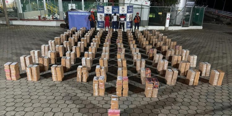 Interceptan primer semisumergible del año con más de dos toneladas de cocaína en el Pacífico sur