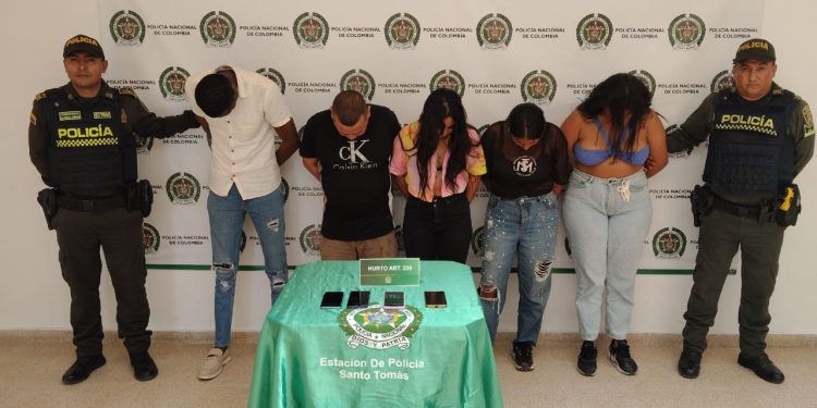 Dos hombres y tres mujeres capturados por hurto de celulares durante lectura del bando en Polonuevo