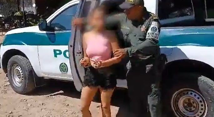 Capturan a mujer por quemar con agua caliente a su hijo en Curumaní