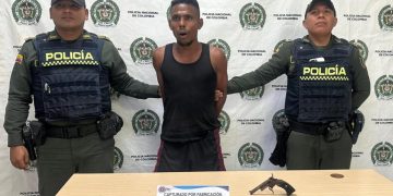 ‘El Dengue’ vio a la policía y comenzó a ‘volar’ techos: tenía 1 arma de fuego
