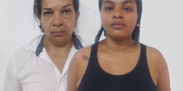 Capturan a dos «cosquilleras» robando celulares en la Batalla de Flores de Santo Tomás